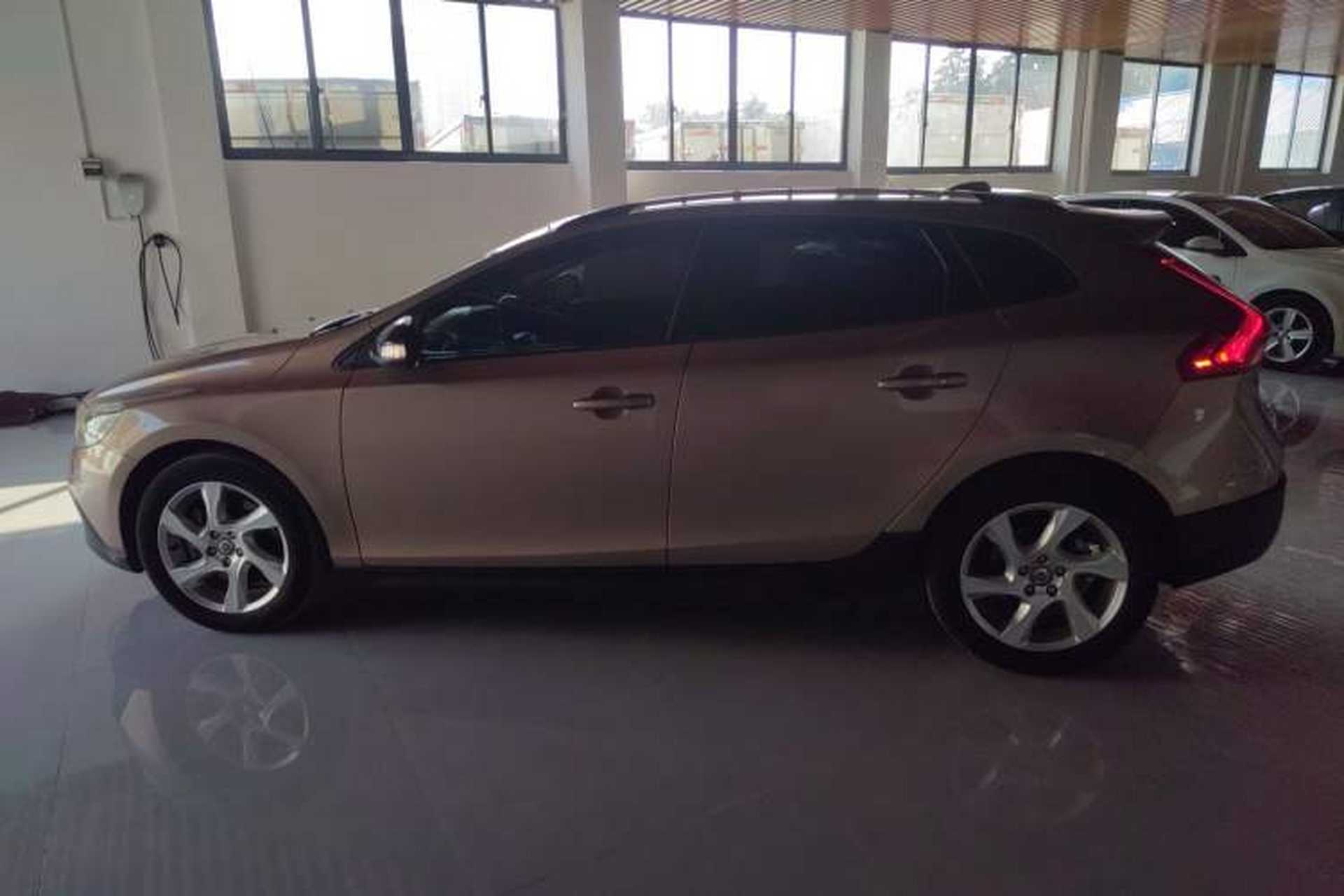 Used Volvo V40 2014 Cross Country 2.0T Zhiyi Edition Left Side