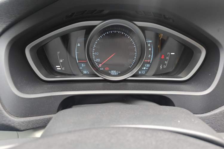 Used Volvo V40 2014 2.0T Zhiya Edition Odometer Close Up