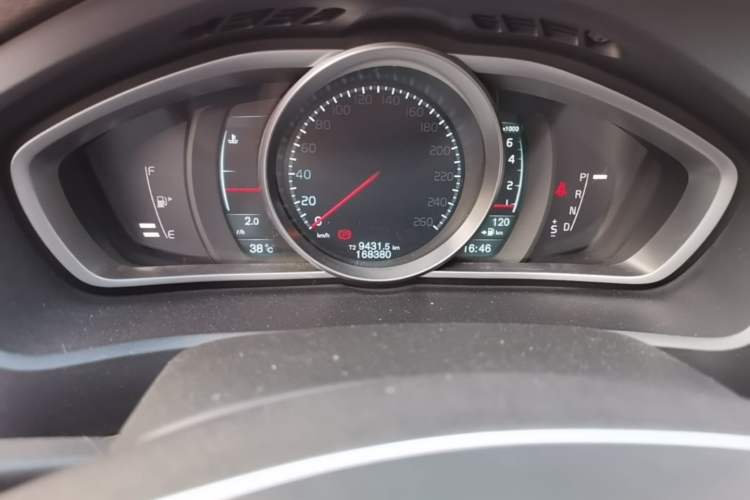 Used Volvo V40 2014 2.0T Zhiya Edition Odometer Close Up