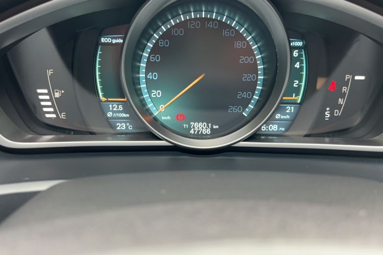 Used Volvo V40 2014 2.0T Zhiya Edition Odometer Close Up