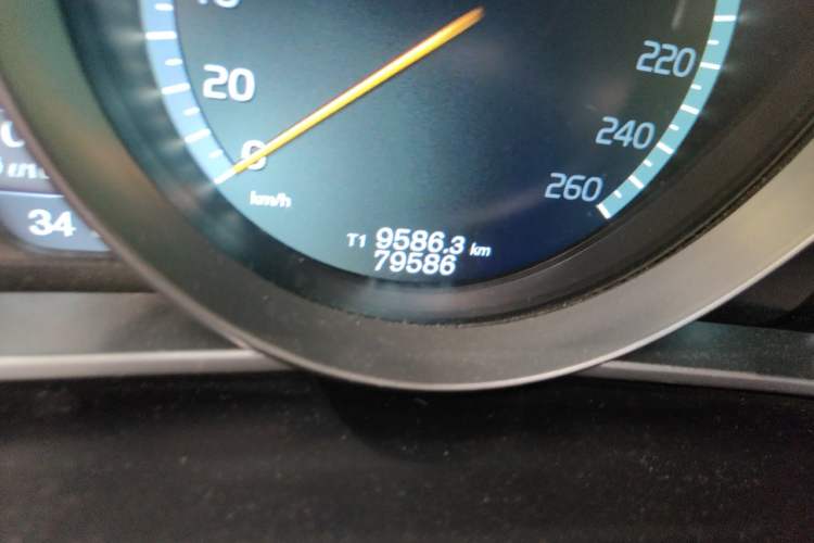 Used Volvo V40 2014 2.0T Zhiya Edition Odometer Close Up