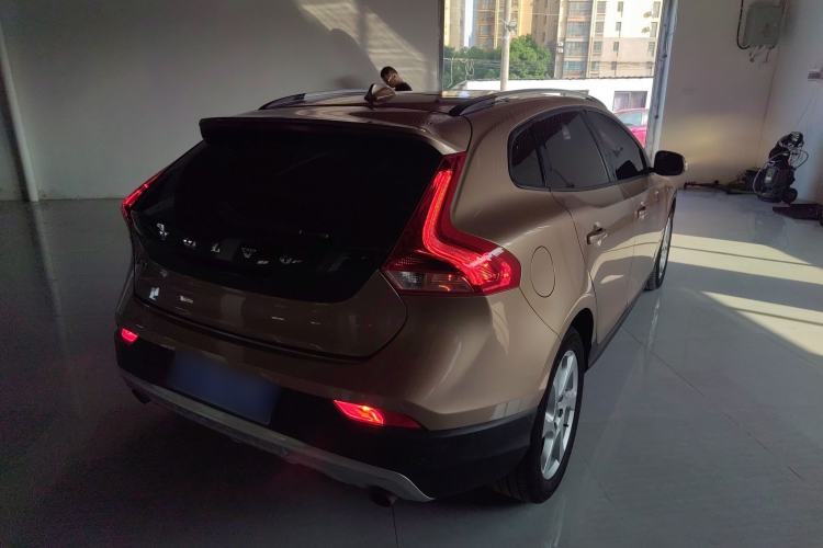 Used Volvo V40 2014 Cross Country 2.0T Zhiyi Edition Rear Right 45 Deg