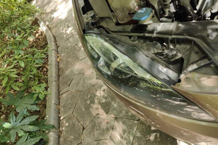 Used Volvo V40 2014 2.0T Zhiya Edition Right Front Headlight