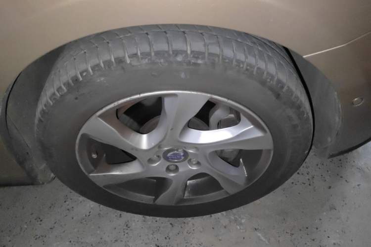 Used Volvo V40 2014 Cross Country T5 AWD Smart Luxury Edition Right Front Wheel Hub
