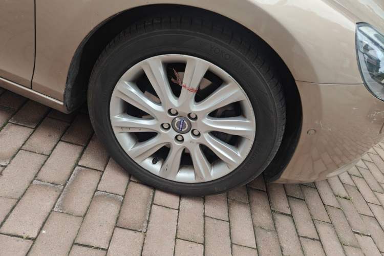 Used Volvo V40 2014 2.0T Zhiya Edition Right Front Wheel Hub