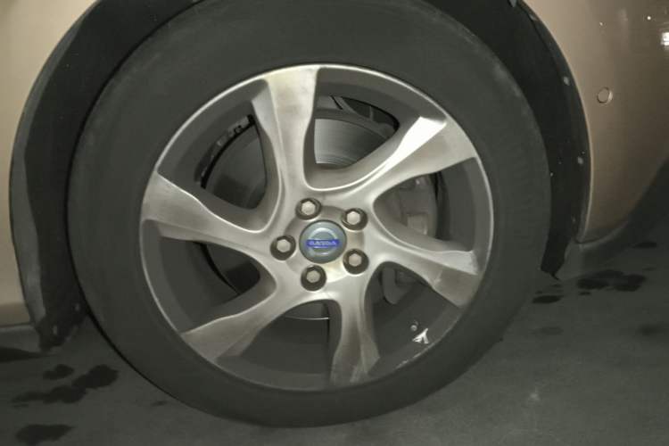 Used Volvo V40 2014 Cross Country T5 AWD Smart Luxury Edition Right Front Wheel Hub