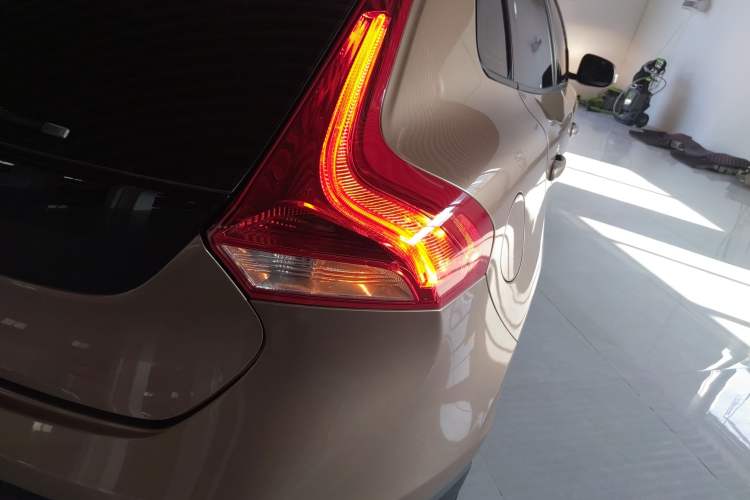 Used Volvo V40 2014 Cross Country 2.0T Zhiyi Edition Right Rear Taillight