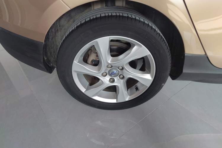 Used Volvo V40 2014 Cross Country 2.0T Zhiyi Edition Right Rear Wheel Hub