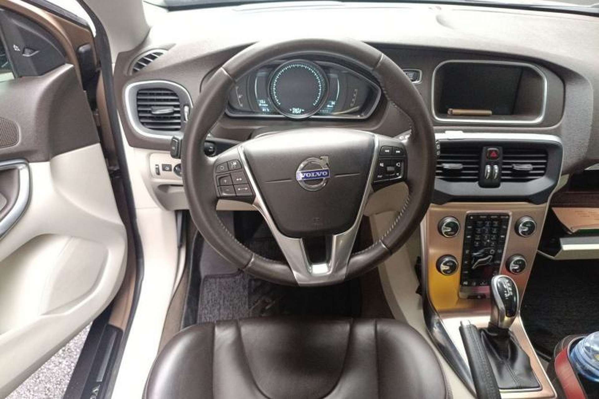 Used Volvo V40 2014 Cross Country T5 AWD Prestige Edition Steering Wheel