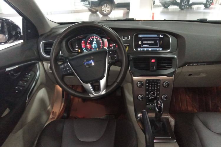 Used Volvo V40 2014 Cross Country T5 AWD Prestige Edition Steering Wheel