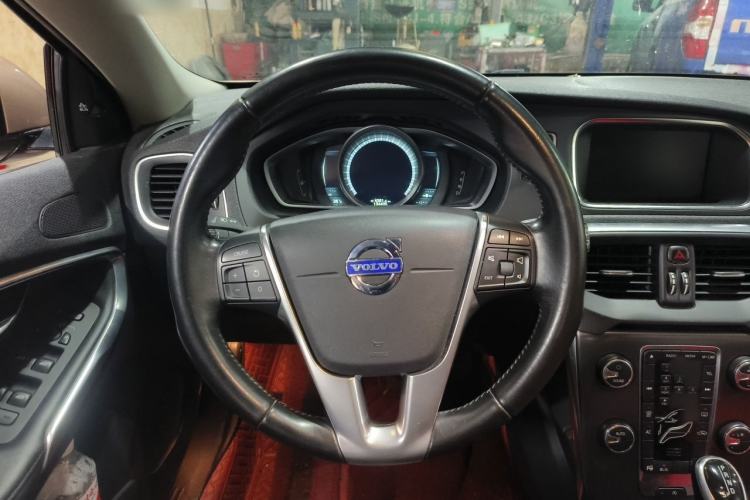 Used Volvo V40 2014 2.0T Zhiya Edition Steering Wheel