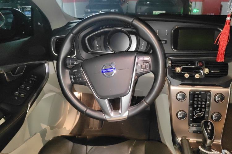Used Volvo V40 2014 Cross Country T5 AWD Smart Luxury Edition Steering Wheel