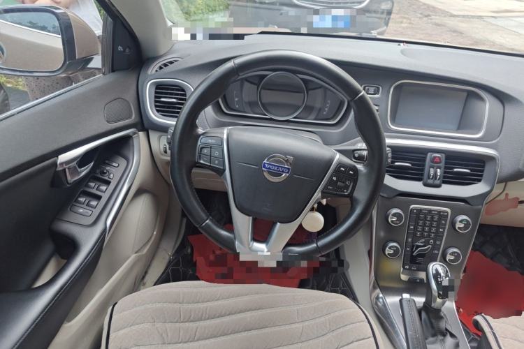 Used Volvo V40 2014 2.0T Zhiya Edition Steering Wheel