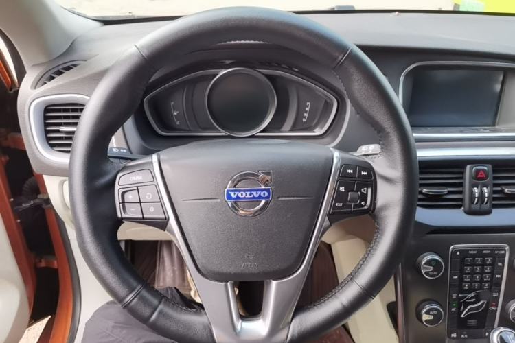 Used Volvo V40 2014 2.0T Zhiya Edition Steering Wheel