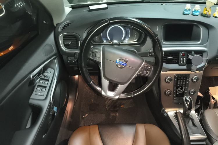 Used Volvo V40 2014 Cross Country T5 AWD Smart Luxury Edition Steering Wheel