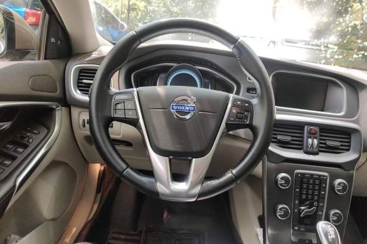 Used Volvo V40 2014 2.0T Zhiya Edition Steering Wheel