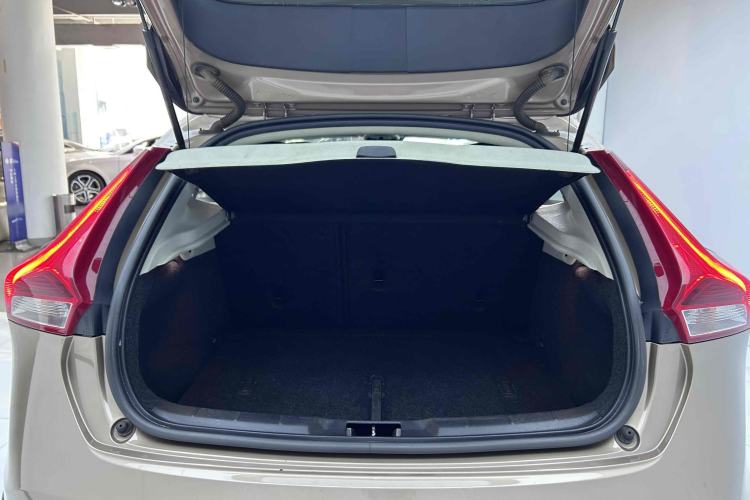 Used Volvo V40 2014 Cross Country T5 AWD Prestige Edition Trunk