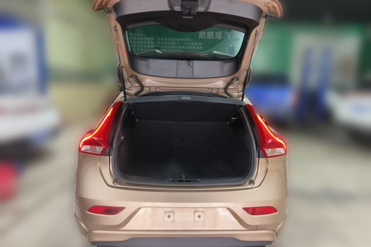 Used Volvo V40 2014 2.0T Zhiya Edition Trunk