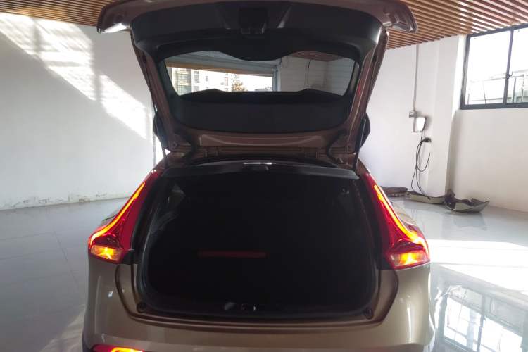 Used Volvo V40 2014 Cross Country 2.0T Zhiyi Edition Trunk