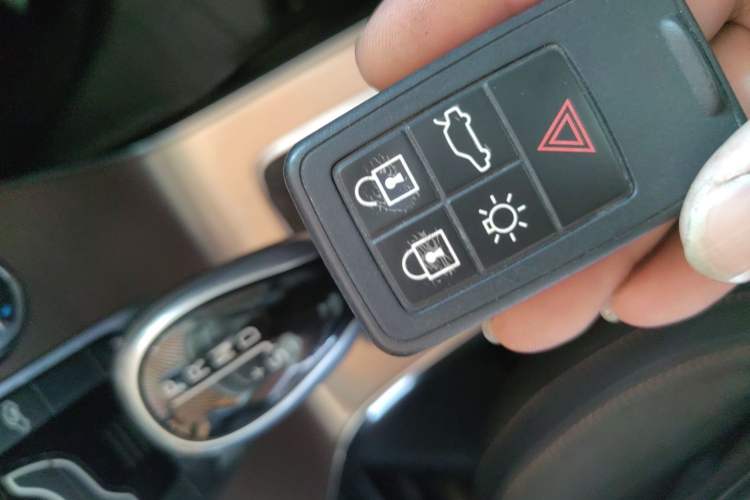 Used Volvo V40 2014 Cross Country 2.0T Zhiyi Edition Vehicle Key
