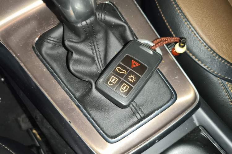Used Volvo V40 2014 Cross Country T5 AWD Smart Luxury Edition Vehicle Key