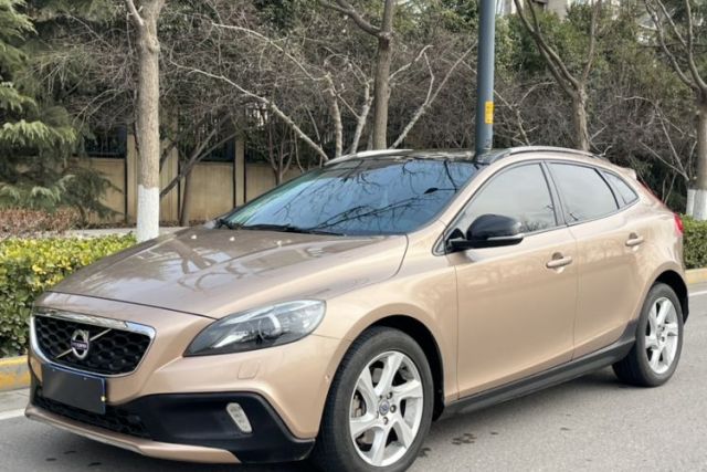 Used Volvo V40 2014 Cross Country T5 AWD Smart Luxury Edition