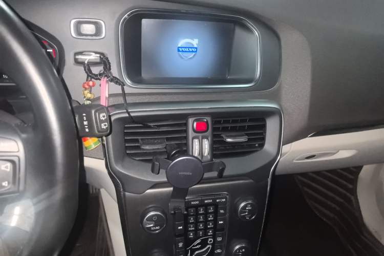 Used Volvo V40 2014 2.0T Zhiya Edition Audio And AC Panel