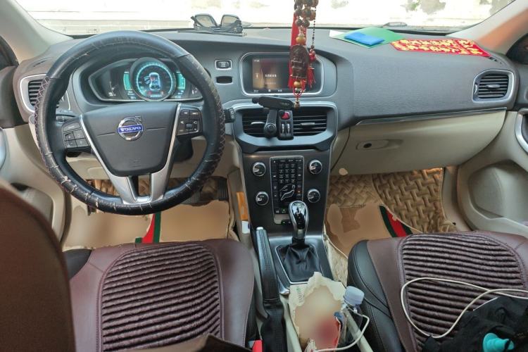 Used Volvo V40 2014 2.0T Zhiya Edition Center Console