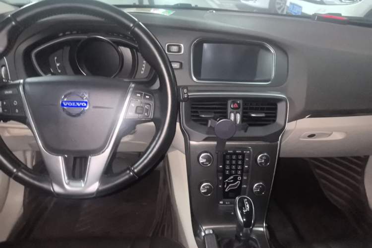 Used Volvo V40 2014 2.0T Zhiya Edition Center Console
