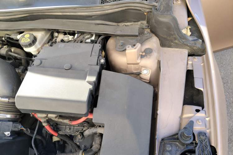 Used Volvo V40 2014 2.0T Zhiya Edition Engine Bay Left