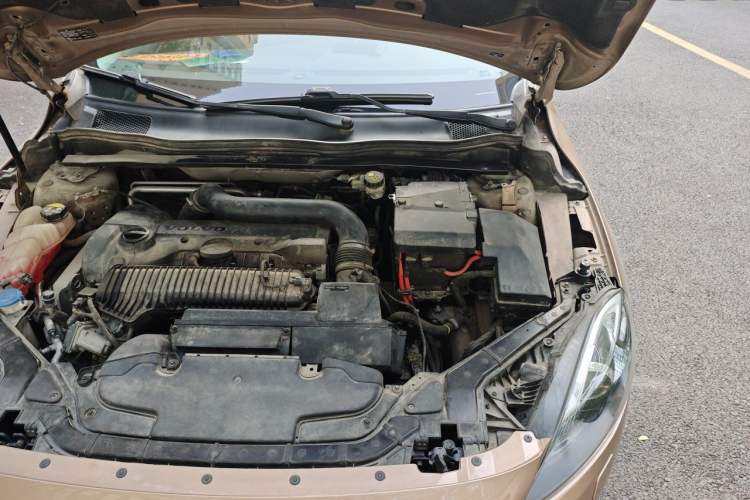 Used Volvo V40 2014 2.0T Zhiya Edition Engine Bay Left