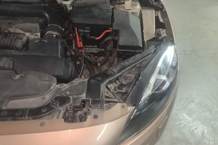 Used Volvo V40 2014 2.0T Zhiya Edition Engine Bay Left