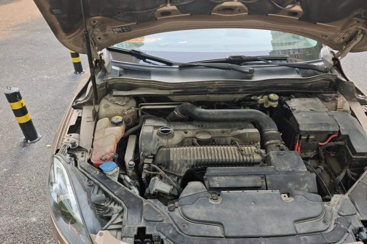 Used Volvo V40 2014 2.0T Zhiya Edition Engine Bay Right
