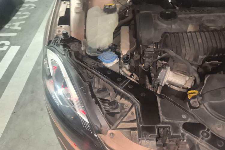 Used Volvo V40 2014 2.0T Zhiya Edition Engine Bay Right