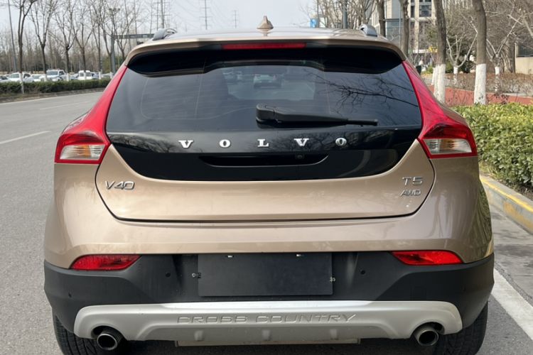 Used Volvo V40 2014 Cross Country T5 AWD Smart Luxury Edition Exterior 7