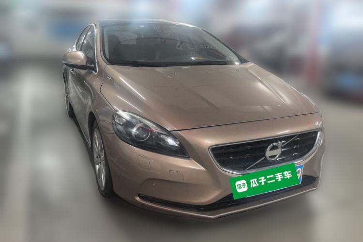 Used Volvo V40 2014 2.0T Zhiya Edition Front Right 45 Deg