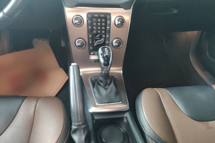Used Volvo V40 2014 Cross Country T5 AWD Smart Luxury Edition Gear Lever