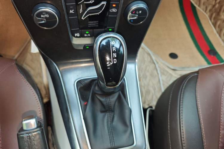 Used Volvo V40 2014 2.0T Zhiya Edition Gear Lever