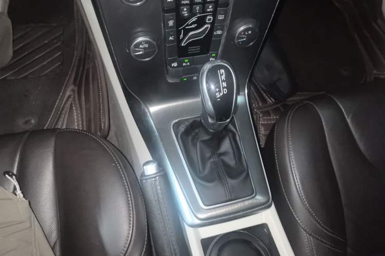 Used Volvo V40 2014 2.0T Zhiya Edition Gear Lever