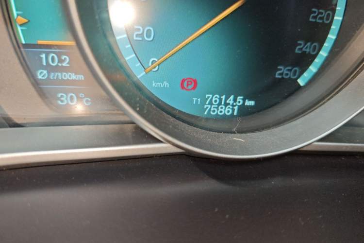 Used Volvo V40 2014 2.0T Zhiya Edition Odometer Close Up