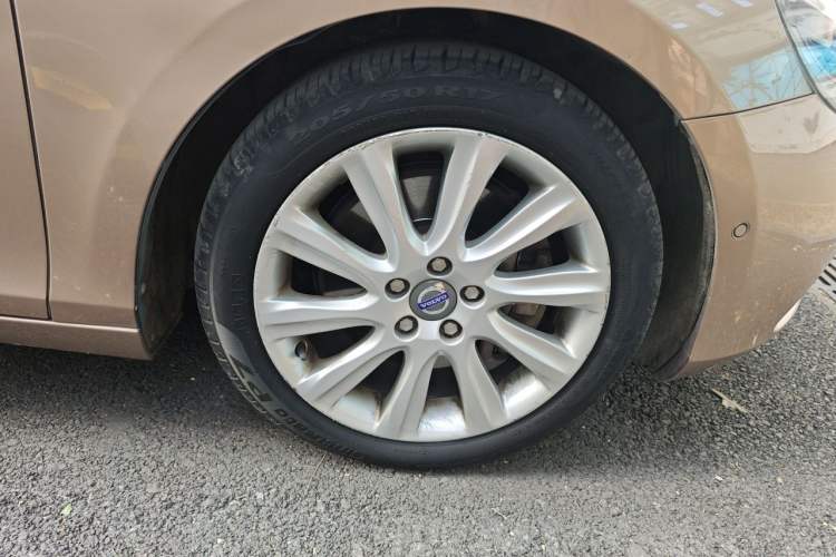 Used Volvo V40 2014 2.0T Zhiya Edition Right Front Wheel Hub