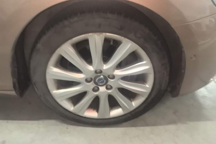 Used Volvo V40 2014 2.0T Zhiya Edition Right Front Wheel Hub