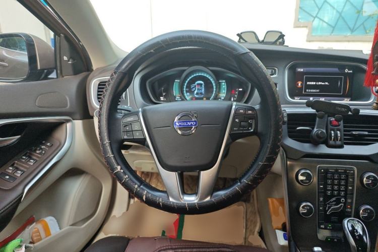 Used Volvo V40 2014 2.0T Zhiya Edition Steering Wheel