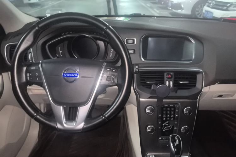 Used Volvo V40 2014 2.0T Zhiya Edition Steering Wheel
