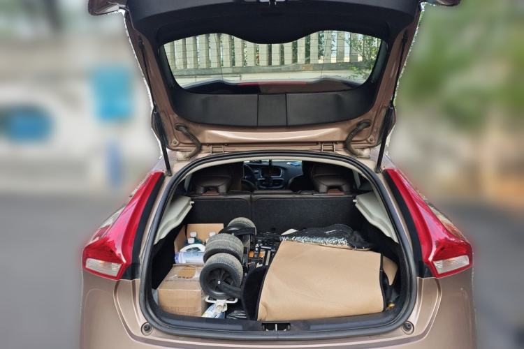 Used Volvo V40 2014 2.0T Zhiya Edition Trunk