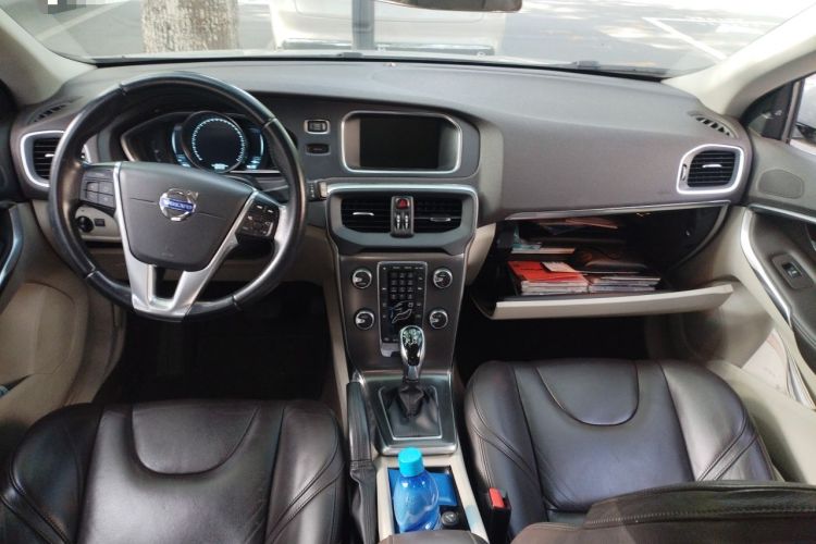 Used Volvo V40 2014 2.0T Zhiya Edition Center Console