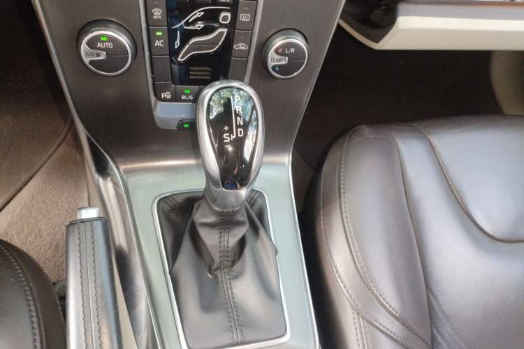 Used Volvo V40 2014 2.0T Zhiya Edition Gear Lever