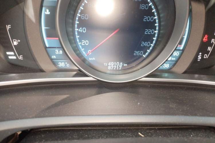 Used Volvo V40 2014 2.0T Zhiya Edition Odometer Close Up