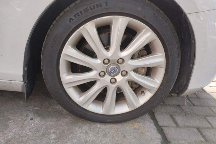 Used Volvo V40 2014 2.0T Zhiya Edition Right Front Wheel Hub