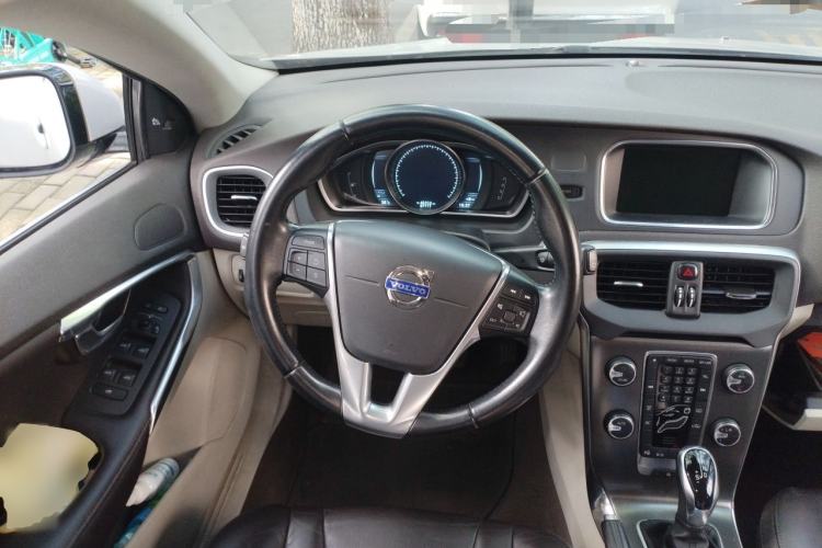 Used Volvo V40 2014 2.0T Zhiya Edition Steering Wheel